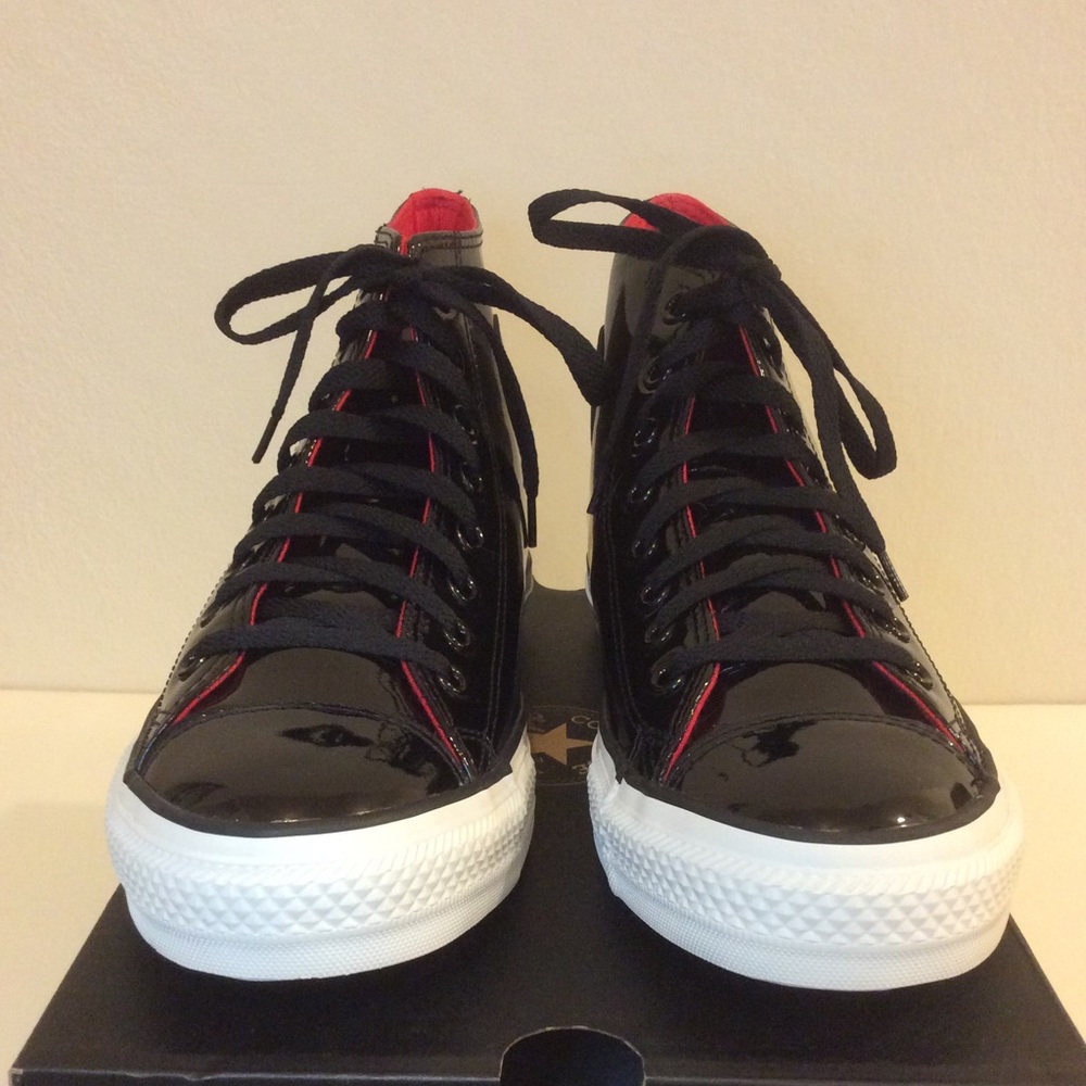 CONVERSE Hi-Top Chuck Taylor in NEW in box